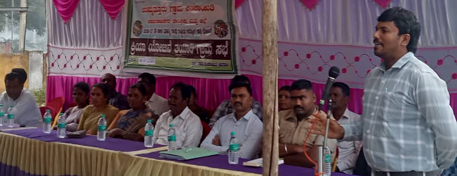 ಸಂತೇಮರಹಳ್ಳಿ ಸಮೀಪದ ಉಮ್ಮತ್ತೂರು ಗ್ರಾಮ ಪಂಚಾಯಿತಿ ಆವರಣದಲ್ಲಿ ಮಹಾತ್ಮ ಗಾಂಧಿ ರಾಷ್ಟ್ರೀಯ ಉದ್ಯೋಗ ಖಾತರಿ ಯೋಜನೆ ಕ್ರಿಯಾ ಯೋಜನೆ ತಯಾರಿ ಸಂಬಂಧ ನಡೆದ ಗ್ರಾಮಸಭೆಯಲ್ಲಿ ಅಭಿವೃದ್ಧಿ ಅಧಿಕಾರಿ ಮಹದೇವಪ್ರಭು ಮಾತನಾಡಿದರು