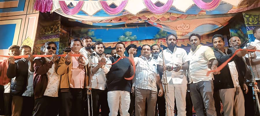 ಸುರಪುರ ತಾಲ್ಲೂಕಿನ ವಾರಿಸಿದ್ದಾಪುರದಲ್ಲಿ ಏರ್ಪಡಿಸಿದ್ದ ನಾಟಕ ಪ್ರದರ್ಶನಕ್ಕೆ ಗಣ್ಯರು ಚಾಲನೆ ನೀಡಿದರು