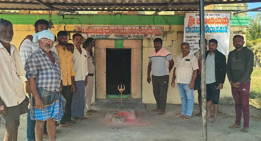 ಸಂತೇಬಾಚಹಳ್ಳಿ ಹೋಬಳಿಯ ಸಾರಂಗಿ ಕೋಡಿಯಮ್ಮ ದೇವಾಲಯದ ಬಾಗಿಲು ಮುರಿದಿರುವುದು