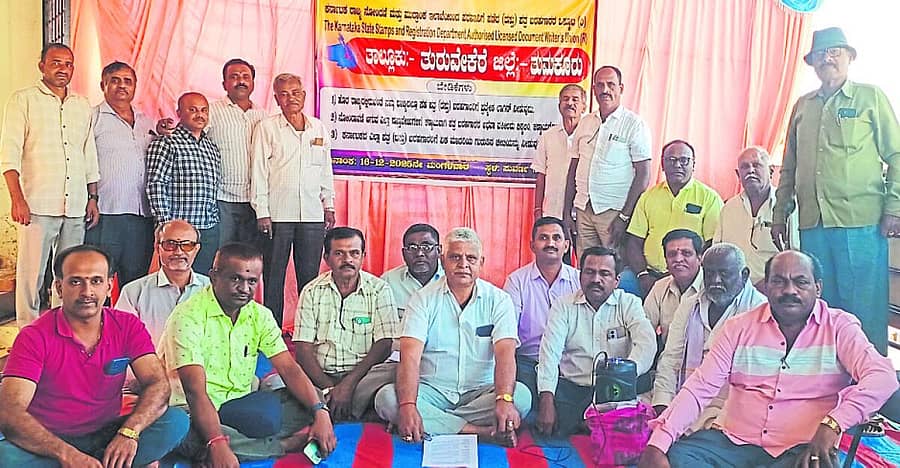<div class="paragraphs"><p>ತುರುವೇಕೆರೆ ತಾಲ್ಲೂಕು ಪತ್ರಬರಹಗಾರರು ಸಬ್ ರಿಜಿಸ್ರ್ಟಾರ್ ಕಚೇರಿ ಆವರಣದಲ್ಲಿ ಪ್ರತಿಭಟನೆ ನಡೆಸಿದರು</p></div>