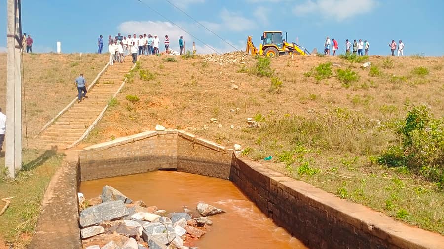 ಕುಣಿಗಲ್ ತಾಲ್ಲೂಕು ಮಂಗಳಾ ಜಲಾಶಯದಲ್ಲಿ ಬಿರುಕು ಉಂಟಾಗಿ ಅಪಾರ ಪ್ರಮಾಣದ ನೀರು ಪೋಲಾಗಿದೆ