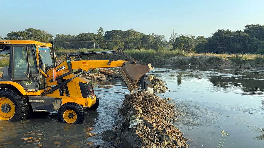 ಶ್ರೀರಂಗಪಟ್ಟಣದ ಚಂದಗಾಲು ರಸ್ತೆಯಲ್ಲಿರುವ ಕಾವೇರಿ ನದಿಯಿಂದ ಕುಡಿಯುವ ನೀರು ಸರಬರಾಜು ಮಾಡುವ ಸ್ಥಳದಲ್ಲಿರುವ ನೀರೆತ್ತುವ ಘಟಕಕ್ಕೆ ಕೊಳಚೆ ನೀರು ಸೇರುವುದನ್ನು ತಡೆಯಲು ಬಂಡ್ ನಿರ್ಮಿಸಲಾಯಿತು