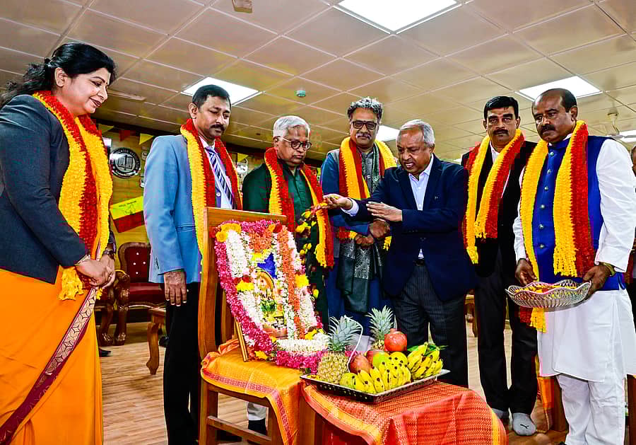 ಸಮಾರಂಭದಲ್ಲಿ ಎಚ್.ಎನ್. ನಾಗಮೋಹನ್ ದಾಸ್ ಅವರು ಭುವನೇಶ್ವರಿ ಚಿತ್ರಕ್ಕೆ ಪುಷ್ಪಾರ್ಚನೆ ಮಾಡಿದರು. ಕಲಾವಿದ ಸುಚೇಂದ್ರ ಪ್ರಸಾದ್, ಪುರುಷೋತ್ತಮ ಬಿಳಿಮಲೆ, ಗಿರೀಶ್ ಕುಮಾರ್ ಸಿ.ಎಸ್., ಶ್ವೇತಾ ರವಿಶಂಕರ್ ಉಪಸ್ಥಿತರಿದ್ದರು
ಪ್ರಜಾವಾಣಿ ಚಿತ್ರ