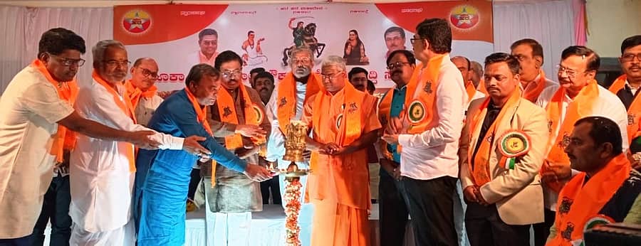 ಜಮಖಂಡಿಯ ಪಂಚಮಸಾಲಿ ಸಮಾಜದ ಸಮುದಾಯ ಭವನದಲ್ಲಿ ನಡೆದ ಪಂಚಮಸಾಲಿ ನೌಕರರ ಸಮಾವೇಶ ಹಾಗೂ ಸಾಧಕ ನೌಕರರ ಸನ್ಮಾನ ಸಮಾರಂಭವನ್ನು ಗಣ್ಯರು ಉದ್ಘಾಟಿಸಿದರು