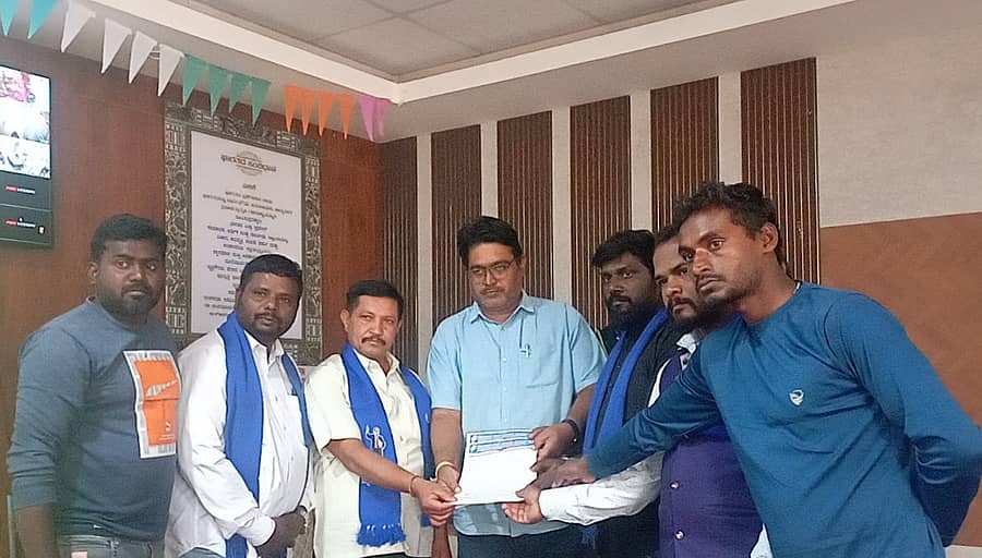 ಮಾಲೂರಿನ ತಾಲ್ಲೂಕು ಕಚೇರಿ ಸಭಾಂಗಣದಲ್ಲಿ ಬುಧವಾರ ಕರ್ನಾಟಕ ದಲಿತ ಸಂಘರ್ಷ ಸಮಿತಿ ಅಂಬೇಡ್ಕರ್ ವಾದ ಸಂಘಟನೆ ಪದಾಧಿಕಾರಿಗಳು ಶೀರಸ್ತೆದಾರ್ಗೆ ಮನವಿ ಸಲ್ಲಿಸಿದರು