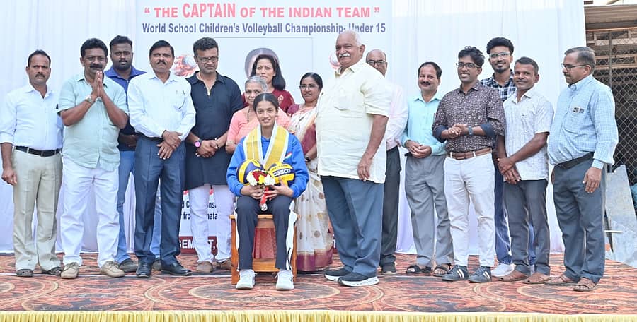ಚೀನಾದ ಶಾಂಗ್ಲೋದಲ್ಲಿ ಆಯೋಜಿಸಿದ್ದ ಅಂತರರಾಷ್ಟ್ರೀಯ ವಿಶ್ವಶಾಲಾ ಮಕ್ಕಳ ಬಾಲಕಿಯರ ವಿಭಾಗದ ವಾಲಿಬಾಲ್ ಚಾಂಪಿಯನ್ಶಿಪ್ನಲ್ಲಿ ಭಾಗವಹಿಸಿ, ಹಿಂತಿರುಗಿದ ಭಾರತ ರಾಷ್ಟ್ರೀಯ ತಂಡದ ನಾಯಕಿ ಕಾರ್ಕಳದ ಶಗುನ್ ಎಸ್. ವರ್ಮ ಹೆಗ್ಡೆ ಅವರನ್ನು ಸನ್ಮಾನಿಸಲಾಯಿತು