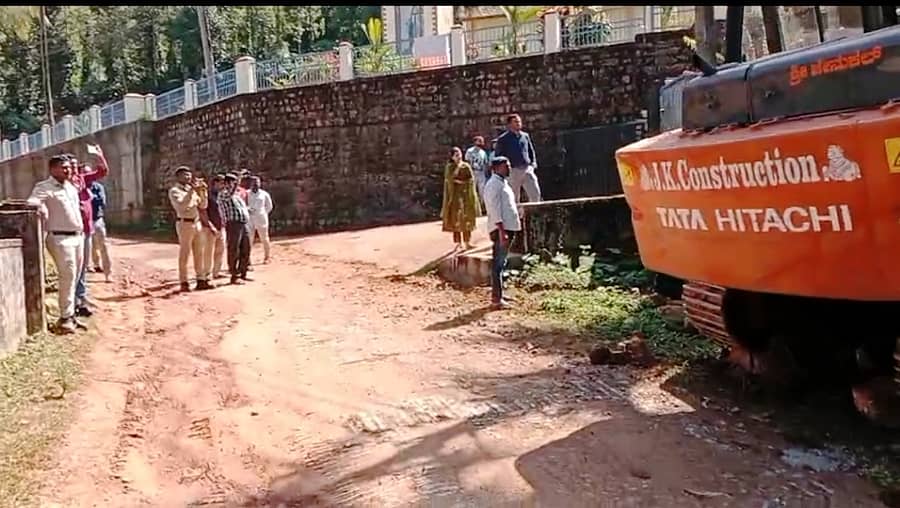 ಬಾಳೆಹೊನ್ನೂರು ಸಮೀಪದ ಜಯಪುರದಲ್ಲಿ ನಾಡಕಚೇರಿ ಜಾಗ ಒತ್ತುವರಿಯನ್ನು ಚಿಕ್ಕಮಗಳೂರಿನ ಉಪ ವಿಭಾಗಾಧಿಕಾರಿ ಸುದರ್ಶನ್ ಹಾಗೂ ಕೊಪ್ಪ ತಹಶೀಲ್ದಾರ್ ಲಿಖಿತಾ ಮೋಹನ್ ನೇತೃತ್ವದಲ್ಲಿ ತೆರವುಗೊಳಿಸಲಾಯಿತು