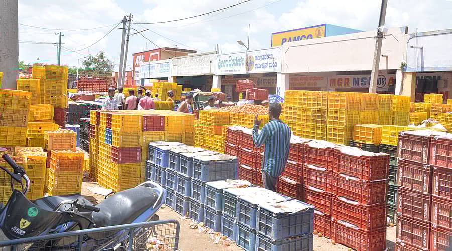 ಕೋಲಾರದ ಎಪಿಎಂಸಿ ಮಾರುಕಟ್ಟೆಯಲ್ಲಿ ಟೊಮೆಟೊ ವಹಿವಾಟಿನ ನೋಟ