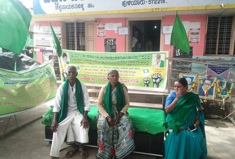 ಹುಳಿಯಾರು ಪಟ್ಟಣ ಪಂಚಾಯಿತಿ ಮುಂದೆ ರೈತಸಂಘ ನಡೆಸುತ್ತಿರುವ ಧರಣಿ ಸತ್ಯಾಗ್ರಹದಲ್ಲಿ ಬುಧವಾರ ಹೊನ್ನಮ್ಮ ಉಪವಾಸ ಕೈಗೊಂಡಿದ್ದರು