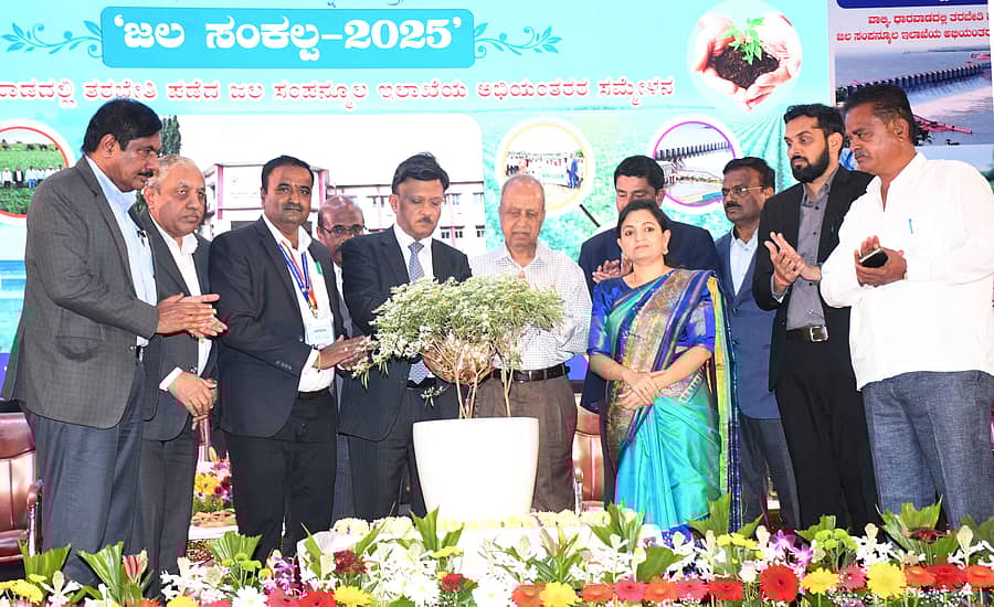 ಧಾರವಾಡದಲ್ಲಿ ಬುಧವಾರ ನಡೆದ ಜಲಸಂಪನ್ಮೂಲ ಇಲಾಖೆಯ ಎಂಜಿನಿಯರ್ಗಳ ಸಮ್ಮೇಳನದ ಉದ್ಘಾಟನಾ ಸಮಾರಂಭದಲ್ಲಿ ಗೌರವ್ ಗುಪ್ತಾ, ವಿಶ್ವನಾಥ ರೆಡ್ಡಿ, ವಾಲ್ಮಿ ನಿರ್ದೇಶಕ ಗಿರೀಶ ಎನ್.ಮರಡ್ಡಿ, ಜಿಲ್ಲಾಧಿಕಾರಿ ದಿವ್ಯಪ್ರಭು ಪಾಲ್ಗೊಂಡಿದ್ದರು