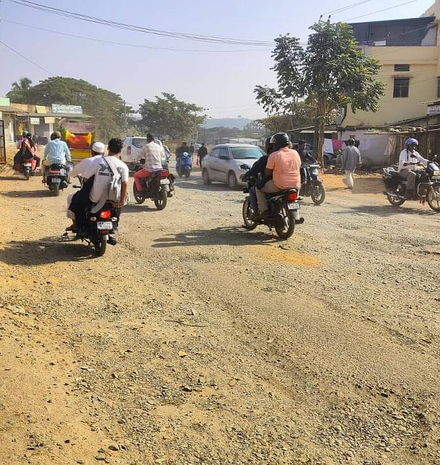 ಧಾರವಾಡ ನಗರದ ತೇಜಸ್ವಿನಗರದ ರೈಲು ಸೇತುವೆ ಬಳಿಯ ರಸ್ತೆಯಲ್ಲಿ ಗುಂಡಿ ಬಿದ್ದಿರುವುದು