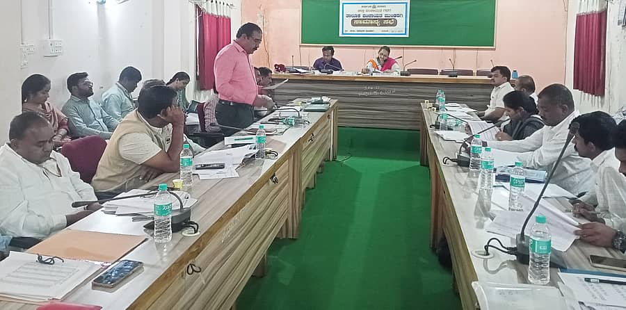 ಮುಂಡರಗಿ ತಾಲ್ಲೂಕು ಪಂಚಾಯಿತಿ ಸಭಾಭವನದಲ್ಲಿ ತಾಲ್ಲೂಕು ಮಟ್ಟದ ಅಧಿಕಾರಿಗಳ ಪ್ರಗತಿ ಪರಿಶೀಲನೆ ಸಭೆ ಬುಧವಾರ ನಡೆಯಿತು