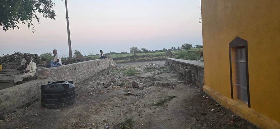 ಕ್ರಿಯಾಯೋಜನೆ ವರದಿಯಲ್ಲಿ ಪ್ರಸ್ತಾಪವಾಗಿದ್ದ ನವಲಗುಂದ ತಾಲ್ಲೂಕಿನ ಗುಡಿಸಾಗರ ಗ್ರಾಮದ ಕೆರೆ ಮಾರ್ಗದ ರಸ್ತೆ ಅನುದಾನದ ಸಮಸ್ಯೆಯಿಂದಾಗಿ ಅಭಿವೃದ್ಧಿ ಕಾಮಗಾರಿ ಕೈಗೊಂಡಿಲ್ಲ