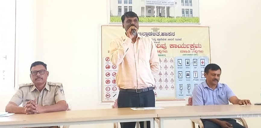 ಅರಸೀಕೆರೆಯ ಎಂಜಿನಿಯರಿಂದ ಕಾಲೇಜಿನಲ್ಲಿ ನಡೆದ ಅಪಘಾತ ಅರಿವು ಕಾರ್ಯಕ್ರಮದಲ್ಲಿ ತಹಶೀಲ್ದಾರ್ ಸಂತೋಷ್ಕುಮಾರ್ ಮಾತನಾಡಿದರು