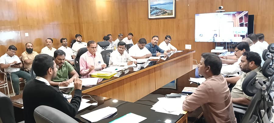 ರಾಯಚೂರು ಜಿಲ್ಲಾಧಿಕಾರಿ ಕಚೇರಿ ಸಭಾಂಗಣದಲ್ಲಿ ಬುಧವಾರ ನಡೆದ ಸಭೆಯಲ್ಲಿ ಜಿಲ್ಲಾಧಿಕಾರಿ ನಿತೀಶ್ ಕೆ. ಮಾತನಾಡಿದರು