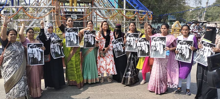 ರಾಯಚೂರಿನ ಡಾ.ಬಿ.ಆರ್.ಅಂಬೇಡ್ಕರ್ ವೃತ್ತದಲ್ಲಿ ಬುಧವಾರ ಕಾಂಗ್ರೆಸ್ ಮಹಿಳಾ ಕಾರ್ಯಕರ್ತೆಯರು ಕೇಂದ್ರ ಸರ್ಕಾರದ ವಿರುದ್ಧ ಘೋಷಣೆಗಳನ್ನು ಆಕ್ರೋಶ ವ್ಯಕ್ತಪಡಿಸಿದರು