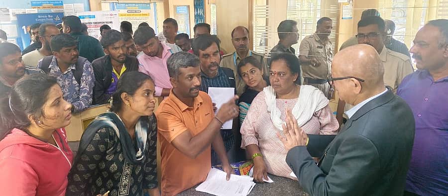 ಹಿನಕಲ್ನ ಕೆನರಾ ಬ್ಯಾಂಕ್ನಲ್ಲಿ ಗ್ರಾಹಕರು ಚಿನ್ನದ ಮೇಲೆ ಸಾಲ ನೀಡಲು ಗಿರವಿ ಇಟ್ಟುಕೊಳ್ಳುವ ಚಿನ್ನಾಭರಣದಲ್ಲಿ ವ್ಯತ್ಯಾಸ ಕಂಡು ಬಂದಿದ್ದು, ಬ್ಯಾಂಕ್ ಸಿಬ್ಬಂದಿ ವಂಚಿಸಿದ್ದಾರೆ ಎಂದು ಆರೋಪಿಸಿ ಬ್ಯಾಂಕ್ ಅಧಿಕಾರಿಗಳೊಂದಿಗೆ ಮಾತುಕತೆ ನಡೆಸಿದರು