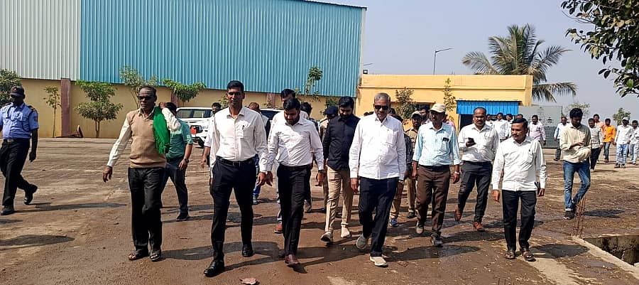 ಮುದ್ದೇಬಿಹಾಳ ತಾಲ್ಲೂಕಿನ ಯರಗಲ್ಲದಲ್ಲಿರುವ ಬಾಲಾಜಿ ಸಕ್ಕರೆ ಕಾರ್ಖಾನೆಗೆ ಜಿಲ್ಲಾಧಿಕಾರಿ ಡಾ.ಆನಂದ್ ಕೆ ಬುಧವಾರ ರೈತರು, ಅಧಿಕಾರಿಗಳೊಂದಿಗೆ ಭೇಟಿ ನೀಡಿ ಪರಿಶೀಲನೆ ನಡೆಸಿದರು