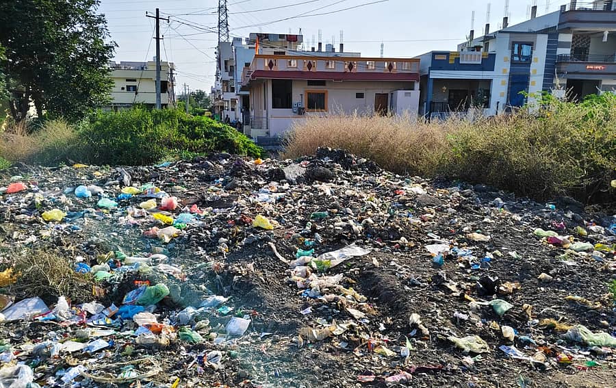 ಅಫಜಲಪುರ ಪಟ್ಟಣದ ಸರ್ಕಾರಿ ಆಯುರ್ವೇದ ಆಸ್ಪತ್ರೆಯ ಹತ್ತಿರ ಸಂಗ್ರಹವಾಗಿರುವ ತ್ಯಾಜ್ಯ