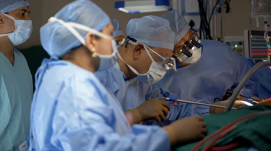 ಮುದ್ದೇನಹಳ್ಳಿ ಸತ್ಯಸಾಯಿ ಆಸ್ಪತ್ರೆಯಲ್ಲಿ ಶಸ್ತ್ರಚಿಕಿತ್ಸೆ ನಡೆಸುತ್ತಿರುವುದು