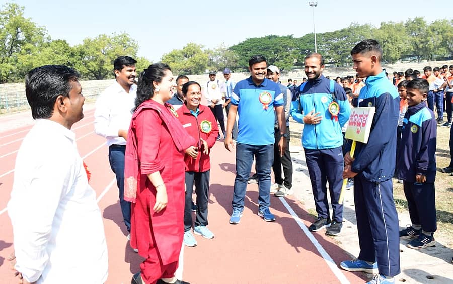 ಕಲಬುರಗಿಯ ಚಂದ್ರಶೇಖರ ಪಾಟೀಲ ಕ್ರೀಡಾಂಗಣದಲ್ಲಿ ಆರಂಭವಾದ ಅಥ್ಲೆಟಿಕ್ಸ್ ಕ್ರೀಡಾಕೂಟದಲ್ಲಿ ಜಿಲ್ಲಾಧಿಕಾರಿ ಫೌಜಿಯಾ ತರನ್ನುಮ್ ಕ್ರೀಡಾಪಟುಗಳನ್ನು ಪರಿಚಯಿಸಿಕೊಂಡರು