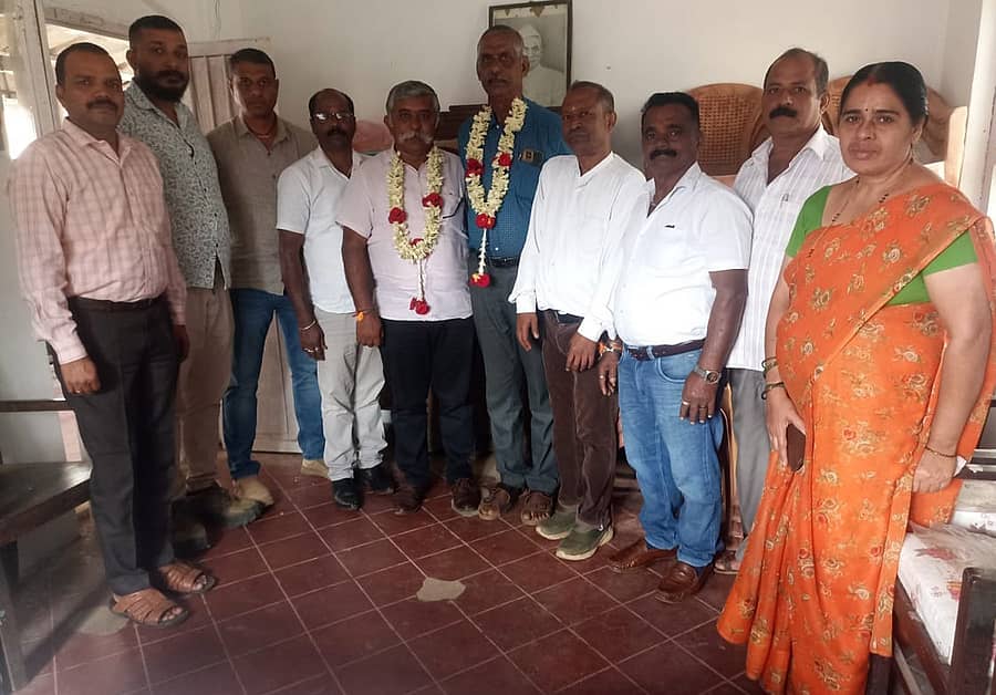 ವಿರಾಜಪೇಟೆ ಸಹಕಾರ ಒಕ್ಕೂಟದ ಅಧ್ಯಕ್ಷರಾಗಿ ಆಯ್ಕೆಯಾದ ಅಲೇಮಾಡ ಸುಧೀರ್, ಉಪಾಧ್ಯಕ್ಷರಾದ ಕೋಳೆರ ರಾಜ ನರೇಂದ್ರ ಅವರನ್ನು ಸದಸ್ಯರು ಅಭಿನಂದಿಸಿದರು