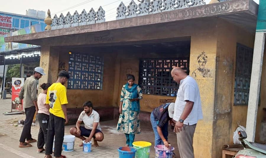 ಶ್ರೀರಂಗಪಟ್ಟಣ ತಾಲ್ಲೂಕಿನ ಬಾಬುರಾಯನಕೊಪ್ಪಲು ಗ್ರಾಮದ ಪ್ರಯಾಣಿಕರ ತಂಗುದಾಣವನ್ನು ಶ್ರೀರಂಗಪಟ್ಟಣ ರೋಟರಿ ಕ್ಲಬ್ ವತಿಯಿಂದ ಬುಧವಾರ ಸ್ವಚ್ಛಗೊಳಿಸಿ ಬಣ್ಣ ಬಳಿಯಲಾಯಿತು