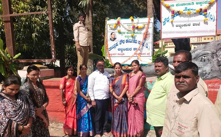 ಅಜ್ಜಂಪುರ ಪಟ್ಟಣ ಪಂಚಾಯಿತಿ ಮುಂಭಾಗದಲ್ಲಿ ಪಂಚಾಯಿತಿ ಅಧ್ಯಕ್ಷ ಎ.ಜಿ.ರೇವಣ್ಣ ಅವರು ತಾಲ್ಲೂಕು ಪೌರ ಕಾರ್ಮಿಕರ ಸಂಘದ ನಾಮಫಲಕ ಅನಾವರಣಗೊಳಿಸಿದರು