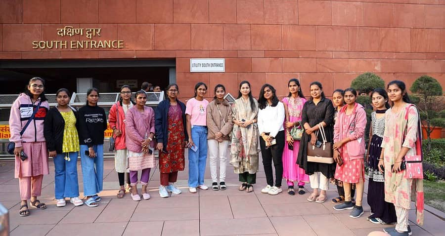 ಎಸ್ಎಸ್ಎಲ್ಸಿಯಲ್ಲಿ ಚಿಕ್ಕೋಡಿ ಶೈಕ್ಷಣಿಕ ಜಿಲ್ಲೆಯಲ್ಲಿ ಹೆಚ್ಚು ಅಂಕ ಗಳಿಸಿದ ವಿದ್ಯಾರ್ಥಿನಿಯರನ್ನು ಲೋಕಸಭಾ ಸದಸ್ಯೆ ಪ್ರಿಯಾಂಕಾ ಜಾರಕಿಹೊಳಿ ಅವರು ದೆಹಲಿಯ ಸಂಸತ್ ಭವನ ಕರೆದುಕೊಂಡು ಹೋಗಿದ್ದರು