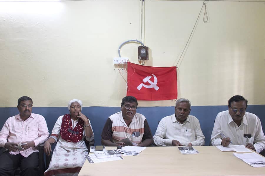 ದೊಡ್ಡಬಳ್ಳಾಪುರದ ಸಿಪಿಐಎಂ ಬುಧವಾರ ನಡೆದ ಪತ್ರಿಕಾಗೋಷ್ಠಿಯಲ್ಲಿ ಬೆಂಗಳೂರು ಗ್ರಾಮಾಂತರ ಜಿಲ್ಲಾ ಕಾರ್ಯದರ್ಶಿ ಸಿ.ನರಸಿಂಹಮೂರ್ತಿ ಮಾತನಾಡಿದರು