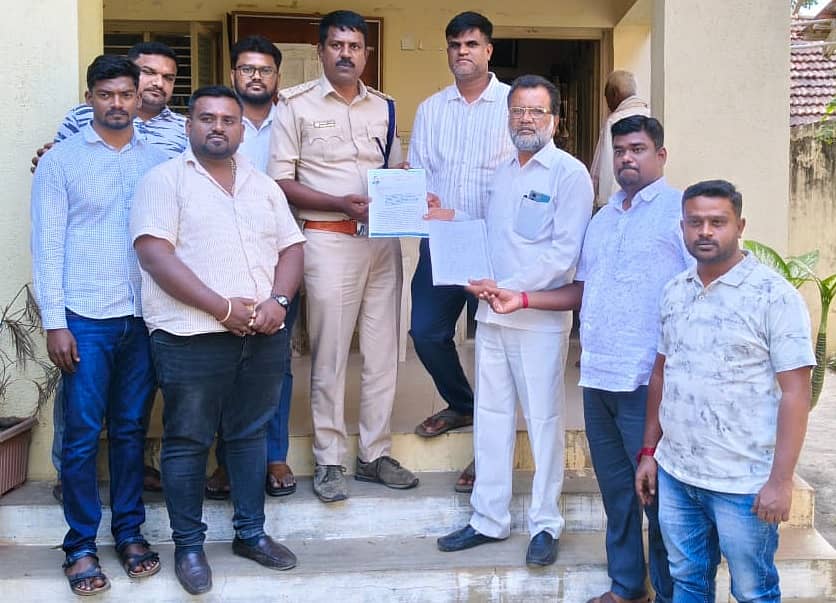 ರಾಮನಗರ ಡಿಆರ್ಎಫ್ಒ ರಾಜಶೇಖರಯ್ಯ ವಿರುದ್ಧ ಕ್ರಮಕ್ಕೆ ಆಗ್ರಹಿಸಿ, ದಲಿತ ಸಂಘಟನೆಗಳ ಒಕ್ಕೂಟದ ನೇತೃತ್ವದಲ್ಲಿ ದಲಿತ ಸಂಘಟನೆಗಳ ಮುಖಂಡರು ವಲಯ ಅರಣ್ಯಾಧಿಕಾರಿ ಮೊಹಮ್ಮದ್ ಮನ್ಸೂರ್ ಅವರಿಗೆ ಮನವಿ ಸಲ್ಲಿಸಿದರು. ಒಕ್ಕೂಟದ ಅಧ್ಯಕ್ಷ ಶಿವಕುಮಾರಸ್ವಾಮಿ ಹಾಗೂ ಇತರರು ಇದ್ದಾರೆ