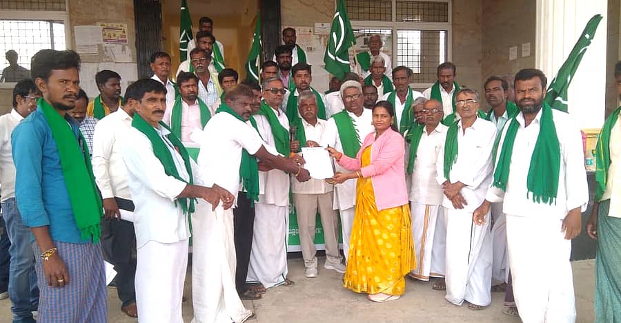 ಮೊಳಕಾಲ್ಮುರಿನ ತಾಲ್ಲೂಕು ಕಚೇರಿ ಎದುರು ಬುಧವಾರ ರೈತ ಸಂಘ ಹಾಗೂ ಹಸಿರುಸೇನೆ ನೇತೃತ್ವದಲ್ಲಿ ರೈತರು ಪ್ರತಿಭಟನೆ ನಡೆಸಿ ಮನವಿ ಸಲ್ಲಿಸಲಾಯಿತು