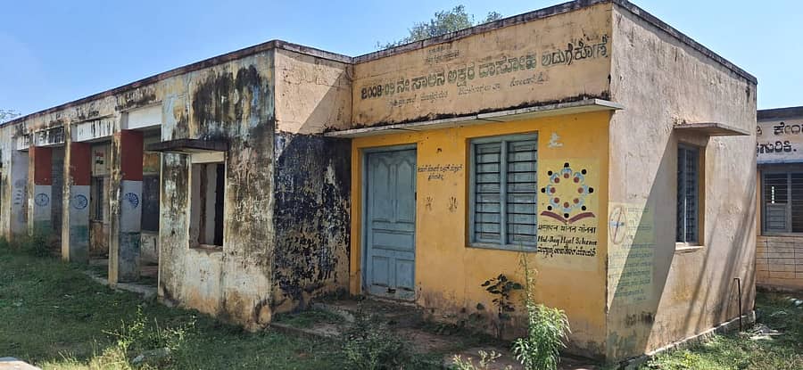 ಮುಳಬಾಗಿಲು ತಾಲ್ಲೂಕಿನ ದೊಡ್ಡಗುರ್ಕಿ ಗ್ರಾಮದ ಸರ್ಕಾರಿ ಪ್ರಾಥಮಿಕ ಶಾಲೆಯ ಹಳೆಯ ಕಟ್ಟಡ