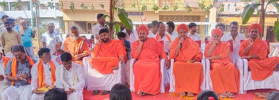 ಹಾವೇರಿಯ ಅಶ್ವಿನಿನಗರದ ಶಿರಡಿ ಸಾಯಿಬಾಬಾ ಮಂದಿರ ಬಳಿ ಬುಧವಾರ ಹಮ್ಮಿಕೊಂಡಿದ್ದ ‘ಜನಜಾಗೃತಿ ಪಾದಯಾತ್ರೆ’ಯಲ್ಲಿ ಹುಕ್ಕೇರಿಮಠದ ಸದಾಶಿವ ಸ್ವಾಮೀಜಿ ಆಶೀರ್ವಚನ ನೀಡಿದರು