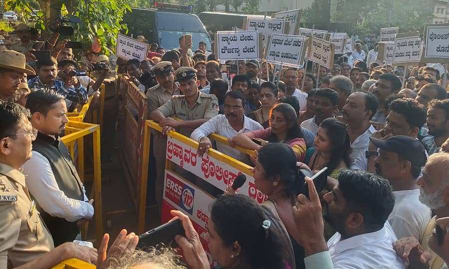 ಬ್ರಹ್ಮಾವರ ಪೊಲೀಸ್ ಠಾಣೆಯ ಎದುರು ಬುಧವಾರ ಬಿಲ್ಲವ ಸಂಘಟನೆಗಳಿಂದ ಬೃಹತ್ ಪ್ರತಿಭಟನೆ ನಡೆಯಿತು