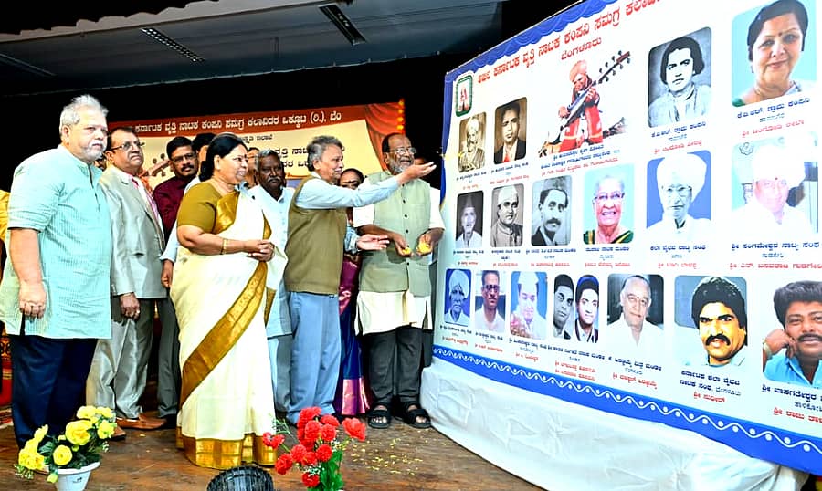 ಅಖಿಲ ಕರ್ನಾಟಕ ವೃತ್ತಿ ನಾಟಕ ಕಂಪನಿ ಸಮಗ್ರ ಕಲಾವಿದರ ಒಕ್ಕೂಟವನ್ನು ಸಾಹಿತಿ ಬರಗೂರು ರಾಮಚಂದ್ರಪ್ಪ ಬುಧವಾರ ಉದ್ಘಾಟಿಸಿದರು. ಮಾಲತಿ ಸುಧೀರ್, ಶ್ರೀನಿವಾಸ್ ಜಿ. ಕಪ್ಪಣ್ಣ, ಎಲ್.ಬಿ. ಶೇಖ್ ಮಾಸ್ತರ, ಚಿಂದೋಡಿ ಬಂಗಾರೇಶ್, ಬಲವಂತರಾವ್ ಪಾಟೀಲ ಉಪಸ್ಥಿತರಿದ್ದರು.