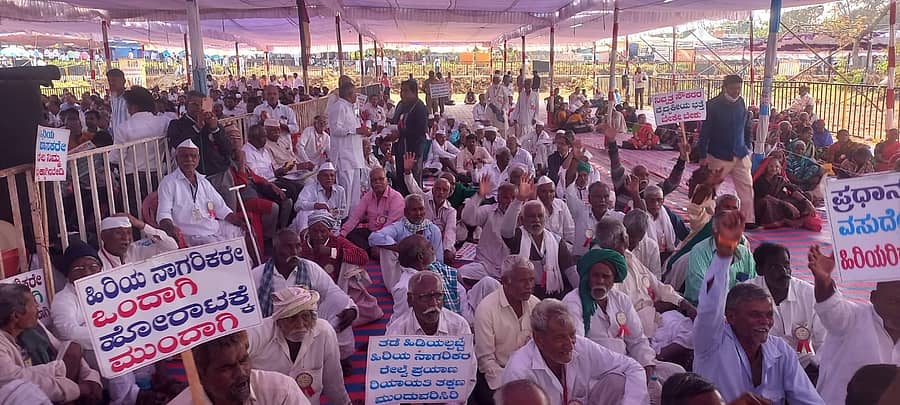 ಬೆಳಗಾವಿಯ ಸುವರ್ಣ ಸೌಧದ ಎದುರು ಹುಬ್ಬಳ್ಳಿ-ಬೆಂಗಳೂರು ಕರ್ನಾಟಕ ರಾಜ್ಯ ಹಿರಿಯ ನಾಗರಿಕರು ಹಾಗೂ ನಿವೃತ್ತ ನೌಕರರ ಕ್ಷೇಮಾಭಿವೃದ್ಧಿ ಸಂಘದ ವತಿಯಿಂದ ಮಂಗಳವಾರ ಧರಣಿ ನಡೆಸಲಾಯಿತು