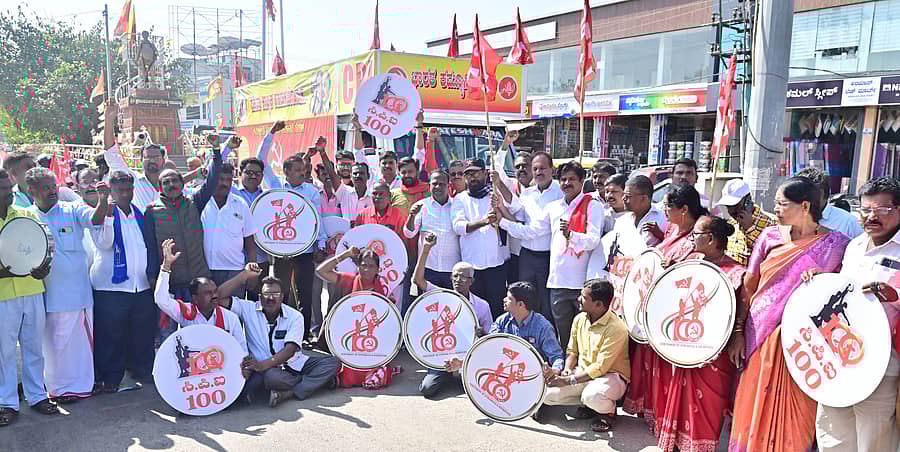 ದಾವಣಗೆರೆಯ ಸಂಗೊಳ್ಳಿ ರಾಯಣ್ಣ ವೃತ್ತದಲ್ಲಿ ಸಿಪಿಐ ಶತಮಾನೋತ್ಸವ ಜಾಥಾವನ್ನು ಬುಧವಾರ ಸ್ವಾಗತಿಸಲಾಯಿತು. ಸಿಪಿಐ ಮುಖಂಡರಾದ ಅವರಗೆರೆ ಚಂದ್ರು, ಸಾತಿ ಸುಂದರೇಶ್, ಮಾನವ ಬಂಧುತ್ವ ವೇದಿಕೆ ಸಂಚಾಲಕ ಎ.ಬಿ. ರಾಮಚಂದ್ರಪ್ಪ ಇದ್ದಾರೆ –ಪ್ರಜಾವಾಣಿ ಚಿತ್ರ