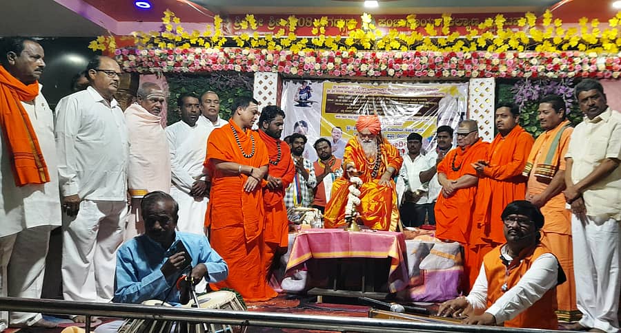 ದೇವರಹಿಪ್ಪರಗಿ ಪಂಚಾಚಾರ್ಯ ಕಲ್ಯಾಣ ಮಂಟಪದಲ್ಲಿ ಜರುಗಿದ ಧರ್ಮಸಭೆಗೆ ಕೇದಾರಪೀಠದ ಭೀಮಾಶಂಕರಲಿಂಗ ಭಗವತ್ಪಾದರು ಚಾಲನೆ ನೀಡಿದರು