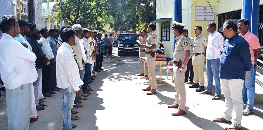 ಹೊಸದುರ್ಗದ ಪೊಲೀಸ್ ಠಾಣೆ ಮುಂಭಾಗದಲ್ಲಿ ಬುಧವಾರ ಕಳವು ಆರೋಪಿಗಳ ಪರೇಡ್ ನಡೆಸಲಾಯಿತು