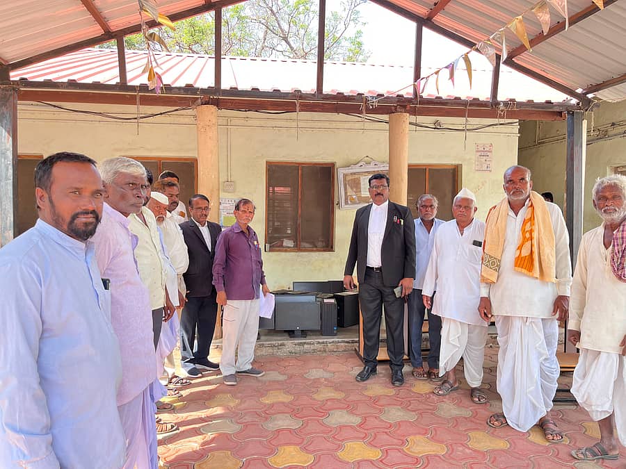 ವಶಪಡಿಸಿಕೊಂಡ ಜಮೀನಿಗೆ ಪರಿಹಾರ ನೀಡದ ಕಾರಣ ಆಲಮಟ್ಟಿಯ ವಿಶೇಷ ಭೂಸ್ವಾಧೀನಾಧಿಕಾರಿಗಳ ಕಾರ್ಯಾಲಯದ ಸಾಮಗ್ರಿ ಬುಧವಾರ ಜಪ್ತಿ ಮಾಡಲಾಯಿತು