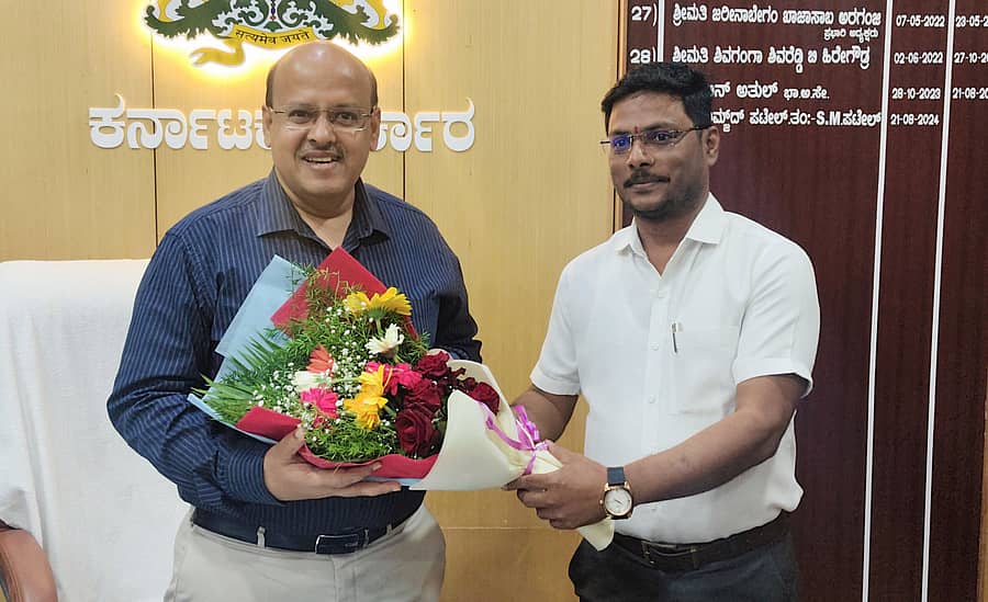 ಕೊಪ್ಪಳ ನಗರಸಭೆಯ ಆಡಳಿತಾಧಿಕಾರಿ ಜಿಲ್ಲಾಧಿಕಾರಿ ಡಾ. ಸುರೇಶ ಇಟ್ನಾಳ ಬುಧವಾರ ಅಧಿಕಾರ ವಹಿಸಿಕೊಂಡಾಗ ಜಿಲ್ಲಾ ನಗರಾಭಿವೃದ್ಧಿ ಕೋಶದ ಯೋಜನಾ ನಿರ್ದೇಶಕ ಮಂಜುನಾಥ ಗುಂಡೂರು ಸ್ವಾಗತ ಕೋರಿದರು