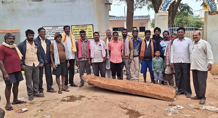 ಶಿಡ್ಲಘಟ್ಟ ತಾಲ್ಲೂಕಿನ ಗೆಜ್ಜೆಗಾನಹಳ್ಳಿಯಲ್ಲಿ ಗಾಮಸ್ಥರ ನೆರವಿನಿಂದ ಪತ್ತೆ ಹಚ್ಚಲಾದ ಶಾಸನ