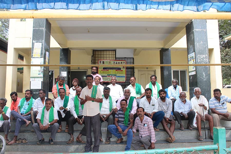 ರಾಗಿ ಖರೀದಿ ಅವಧಿ ವಿಸತರಣೆಗೆ ಒತ್ತಾಯಿಸಿ ಬುಧವಾರ ರಾಜ್ಯ ರೈತ ಸಂಘದಿಂದ ದೊಡ್ಡಬಳ್ಳಾಪುರದ ಎಪಿಎಂಸಿ ಖರೀದಿ ಕೇಂದ್ರದ ಮುಂದೆ ಪ್ರತಿಭಟನೆ ನಡೆಸಲಾಯಿತು