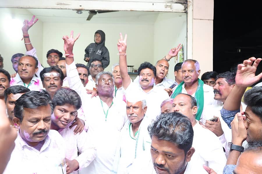 ಕಲಬುರಗಿಯ ಕೃಷಿ ಕಾಲೇಜು ಆವರಣದಲ್ಲಿ ನಡೆದ ಚುನಾವಣೆಯಲ್ಲಿ ಗೆದ್ದ ಅಭ್ಯರ್ಥಿಗಳ ಪರ ಬೆಂಬಲಿಗರು ವಿಜಯೋತ್ಸವ ಆಚರಿಸಿದರು