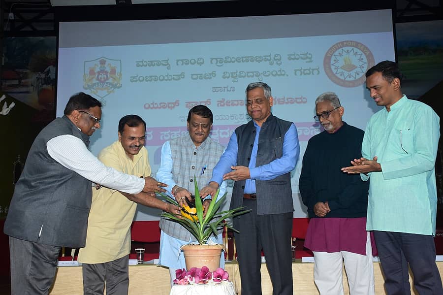 ಗದುಗಿನ ಮಹಾತ್ಮ ಗಾಂಧಿ ಗ್ರಾಮೀಣಾಭಿವೃದ್ಧಿ ಮತ್ತು ಪಂಚಾಯತ್ ರಾಜ್ ವಿಶ್ವವಿದ್ಯಾಲಯದಲ್ಲಿ ಬುಧವಾರ ನಡೆದ ‘ಜನ ಸಹಭಾಗಿತ್ವದಲ್ಲಿ ಗ್ರಾಮವಿಕಾಸ’ ರಾಜ್ಯ ಮಟ್ಟದ ವಿಚಾರ ಸಂಕಿರಣವನ್ನು ವಿಶ್ರಾಂತ ಕುಲಪತಿ ಪ್ರೊ. ವಿಷ್ಣುಕಾಂತ ಎಸ್.ಚಟಪಲ್ಲಿ ಉದ್ಘಾಟಿಸಿದರು