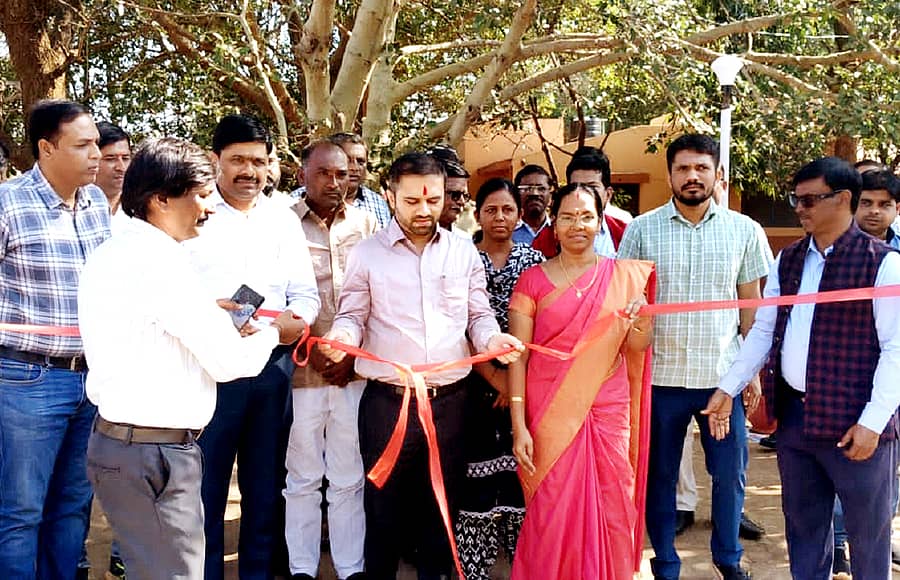 ಬಸವಕಲ್ಯಾಣ ತಾಲ್ಲೂಕಿನ ನಾರಾಯಣಪುರದ ಜವಾಹರ ನವೋದಯ ವಿದ್ಯಾಲಯದಲ್ಲಿ ಬುಧವಾರ ನಡೆದ ರಸ್ತೆ ನಿರ್ಮಾಣ ಕಾಮಗಾರಿಯ ಉದ್ಘಾಟನಾ ಕಾರ್ಯಕ್ರಮದಲ್ಲಿ ಜಿಲ್ಲಾ ಪಂಚಾಯಿತಿ ಸಿಇಒ ಡಾ.ಗಿರೀಶ ಬದೋಲೆ ರಿಬ್ಬನ್ ಕತ್ತರಿಸಿದರು
