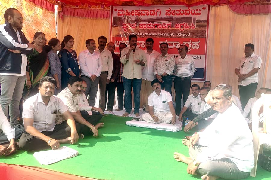 ರಬಕವಿ ಬನಹಟ್ಟಿ ಸಮೀಪದ ಕೃಷ್ಣಾ ನದಿಗೆ ಮಹೀಷವಾಡಗಿ ಸೇತುವೆ ಕಾಮಗಾರಿಯನ್ನು ತ್ವರಿತಗತಿಯಲ್ಲಿ ಆರಂಭಿಸಬೇಕೆಂದು ಅಗ್ರಹಿಸಿ ನಡೆಯುತ್ತಿರುವ ಉಪವಾಸ ಸತ್ಯಾಗ್ರಹದಲ್ಲಿ ಹಾರೂಗೇರಿಯ ಹಿರಿಯ ವೈದ್ಯ ಲಕ್ಷ್ಮಣ ಜಂಬಗಿ ಮಾತನಾಡಿದರು