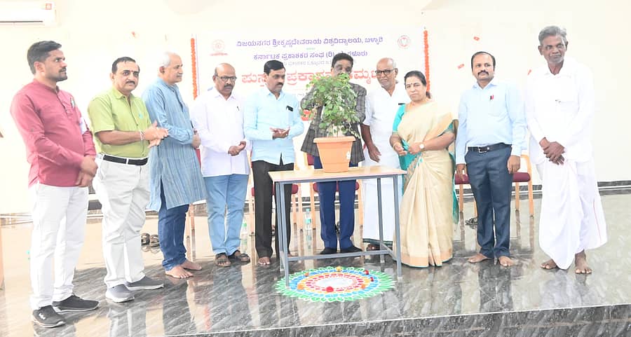 ಬಳ್ಳಾರಿಯ ವಿಜಯನಗರ ಶ್ರೀಕೃಷ್ಣದೇವರಾಯ ವಿಶ್ವವಿದ್ಯಾಲಯ ಹಾಗೂ (ಭಾರತೀಯ ಪ್ರಕಾಶಕರ ಒಕ್ಕೂಟದ ಜತೆ ಸಂಯೋಜಿತ) ಕರ್ನಾಟಕ ಪ್ರಕಾಶಕರ ಸಂಘ ಬುಧವಾರ ವಿಶ್ವವಿದ್ಯಾಲಯದ ಪ್ರೊ. ಸಿದ್ದು ಪಿ. ಆಲಗೂರ ಸಭಾಂಗಣದಲ್ಲಿ ಆಯೋಜಿಸಿದ್ದ ‘ಪುಸ್ತಕ ಪ್ರಕಾಶನ ಕಮ್ಮಟ’ವನ್ನು ಕಥೆಗಾರ ಅಮರೇಶ ನುಗುಡೋಣಿ ಉದ್ಘಾಟಿಸಿದರು