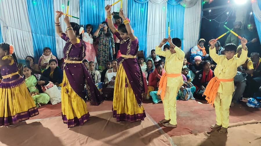 ಮಾನರಗೆರೆ ಗ್ರಾಮಸ್ಥರ ಕೋಲಾಟ